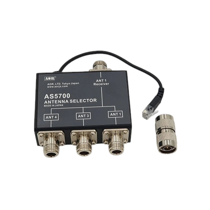 AOR AS5700 automatische antenne switch met drie aansluitingen aan de voorzijde en een aansluiting aan achterzijde met kabel