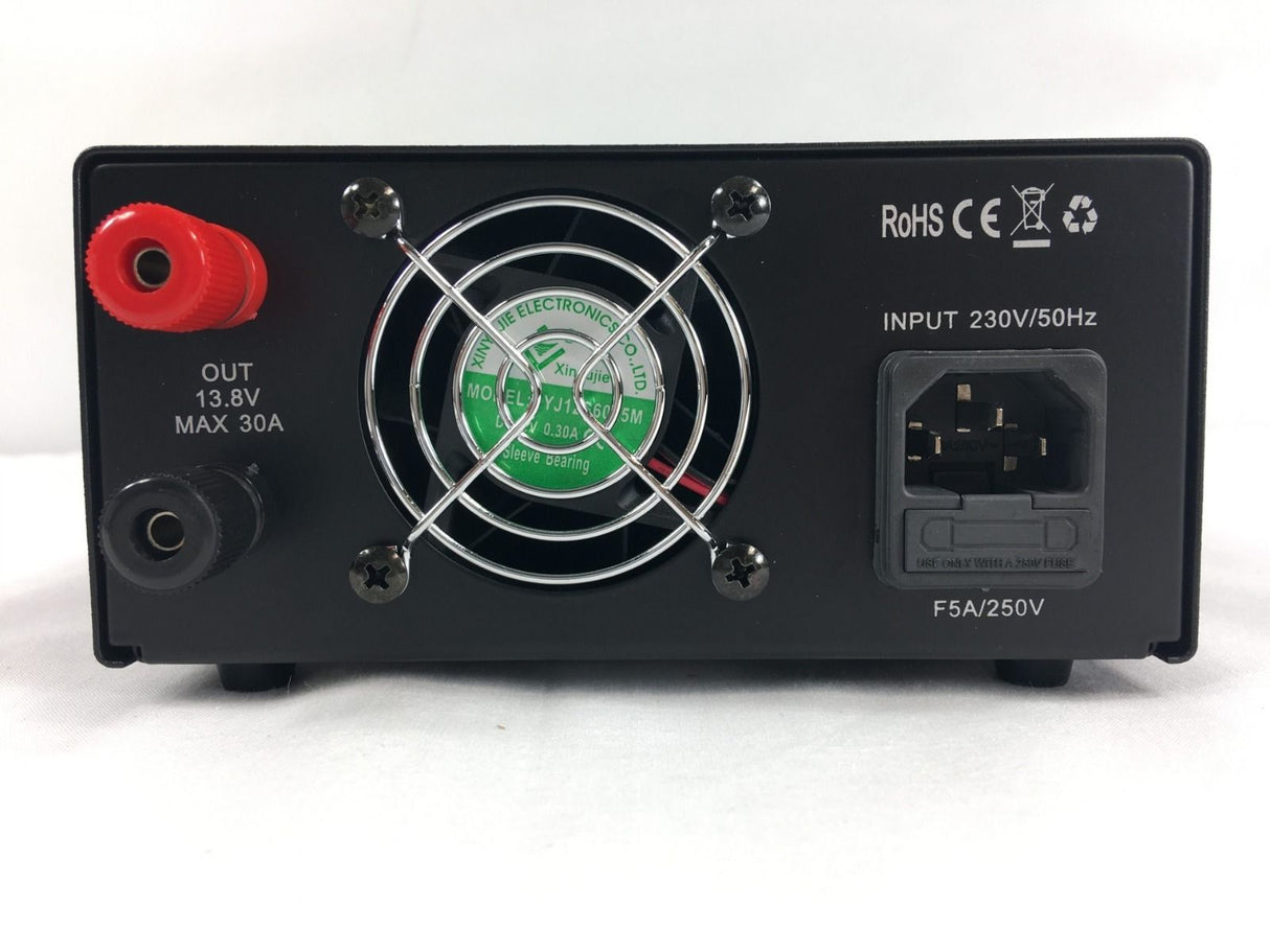 Achterkant van de Alinco DM-30G digitale voeding met anderson pole aansluitingen, ventilator en 230V ingang