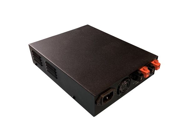 Achterkant van de Samlex SEC-1225G-BBM 13.8V voeding met ingebouwde batterij backup module