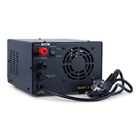 Achterkant van de Moonraker SM-30IIE 30 ampere voeding met voedingskabel waaraan een EU-stekker zit