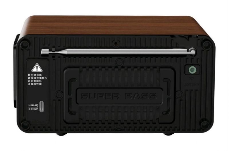 Achterkant van de Hanrongda HRD-802 wereldontvanger en noodradio met Bluetooth, SD-kaartsleuf en telescopische antenne