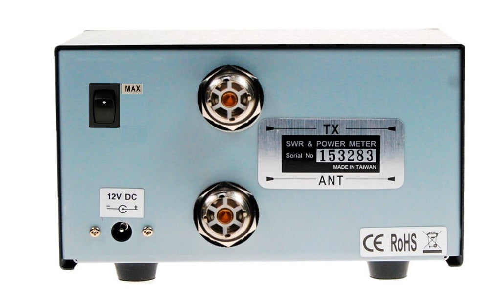 Achterzijde van de Nissei DG-103-MAX SWR- en Watt meter met aansluitingen en schakelaar