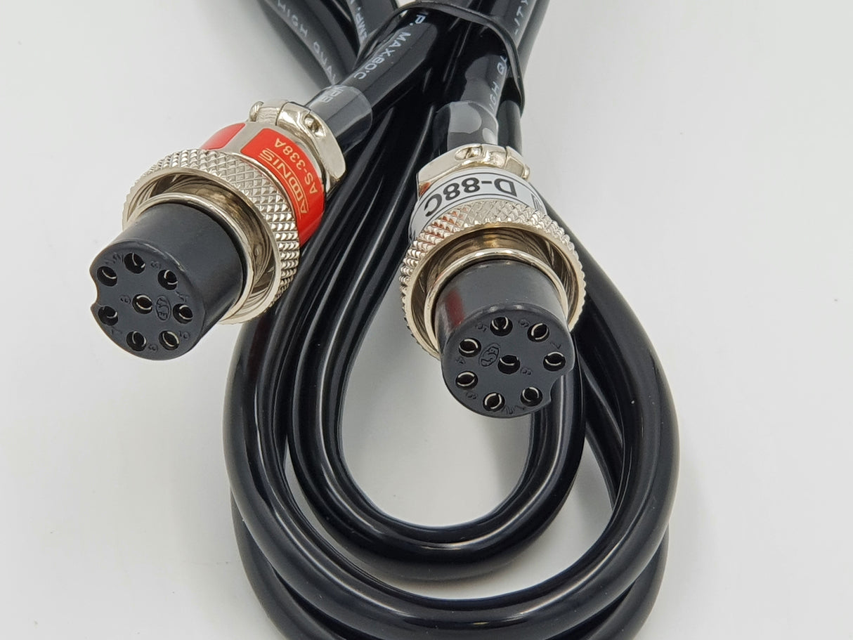 close-up van 8-pins connector adonis d88c microfoonkabel