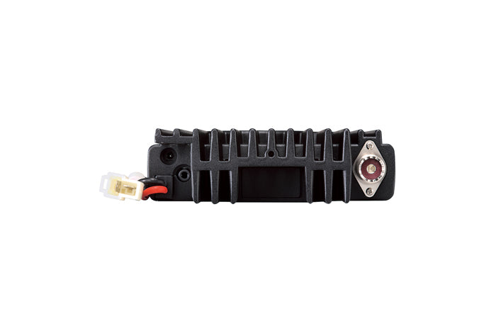 Achterkant van de Alinco DR-438HE mobiele UHF transceiver