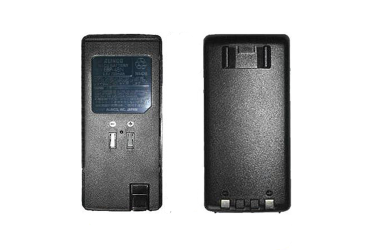 Voorzijde en achterzijde van de originele Alinco EBP-48N accu