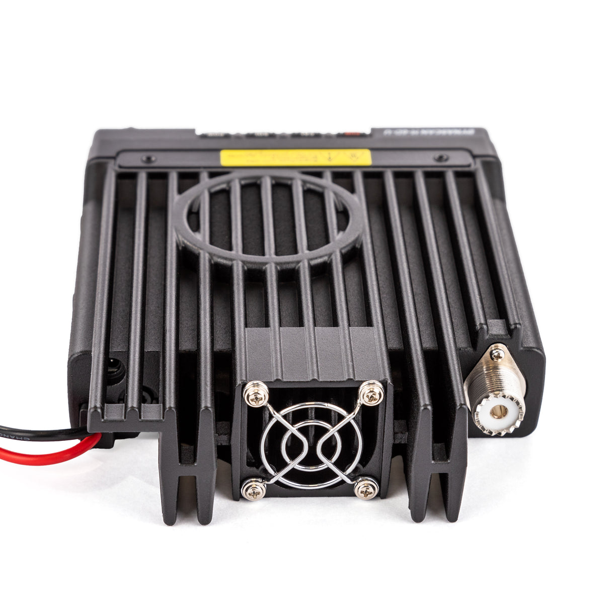 Achterzijde van de Dynascan M-6D-U UHF transceiver met stroomaansluiting en koelventilator