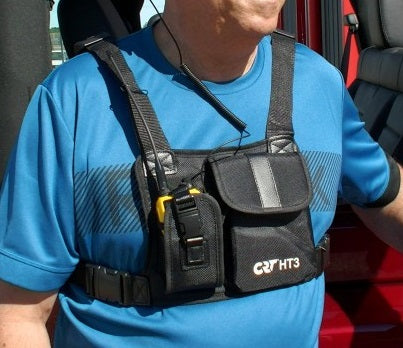 CRT HT3 harnas gedragen door een persoon met portofoon en accessoires erin
