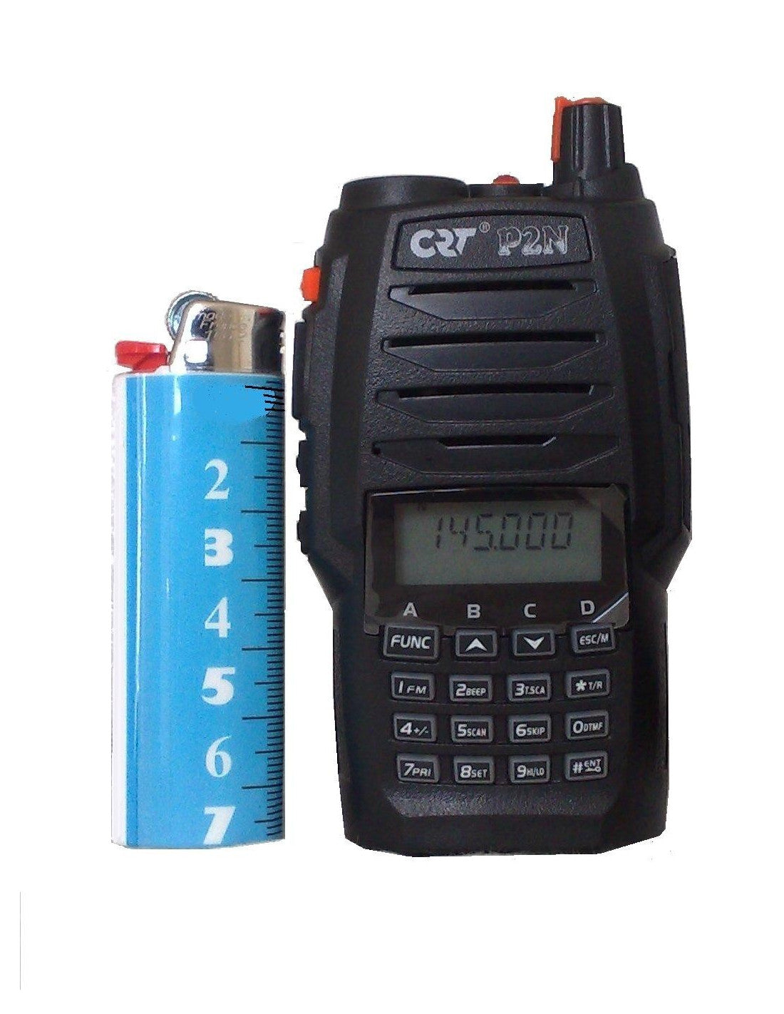 CRT P2N COM VHF met een aansteker ernaast ter aanduiding van de grootte van deze VHF-portofoon