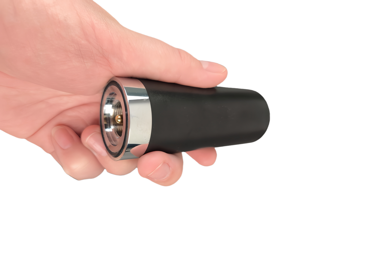Mobiele UHF/VHF antenne in de hand vastgehouden. Chelegance XGP
