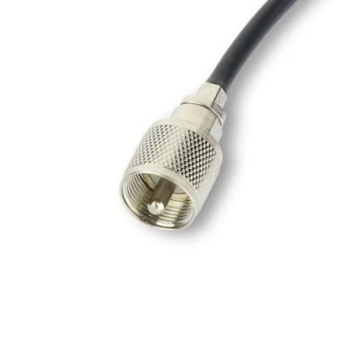Close-up van de voorgemonteerde PL-259 (UHF-Male) connector aan de coaxkabel