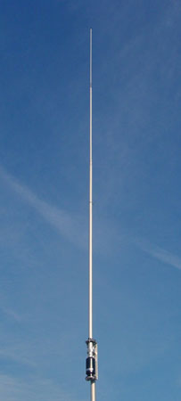 Comet CHA-250HD verticale breedbandantenne gemonteerd op mast