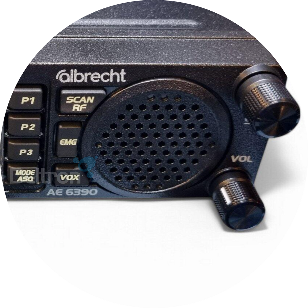 Close-up luidspreker aan de voorzijde van de Albrecht AE-6390 27MC CB transceiver