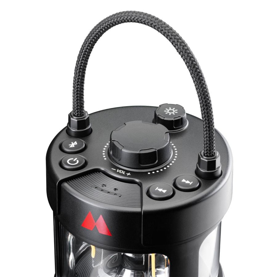 Close-up van de bovenkant van de Midland C1717 ER led lantaarn met draagkoord. Deze lantaarn is uitgerust met een lled lamp, ingebouwde radio, bluetooth en powerbank die veelzijdig inzetbaar is