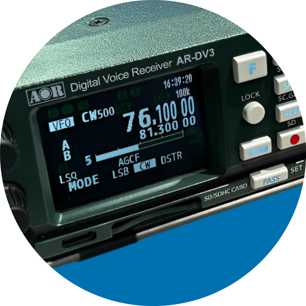 Detailfoto display van de nieuwe AOR AR-DV3 digitale basisscanner