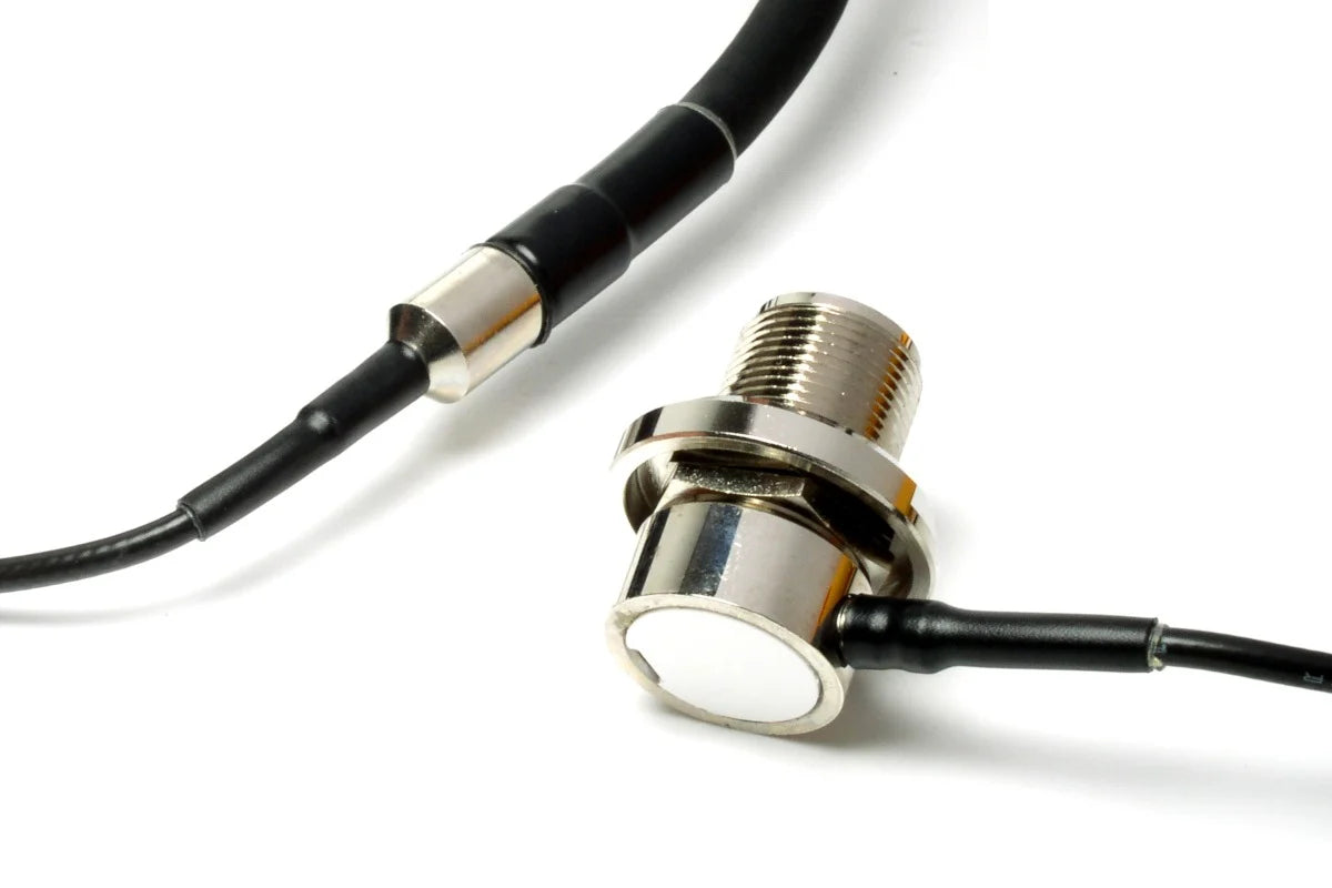 Close-up verbinding en surface mount aan de Diamond M610R antenne kabel voor kofferbak