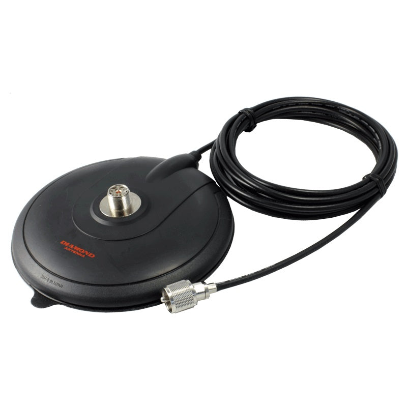 Diamond-K702M magneetvoet met bovenop een UHF-Female (SO239) aansluiting en aan de magneetvoet meter RG58 coaxkabel met voor gemonteerde UHF-Male (PL-259) connector