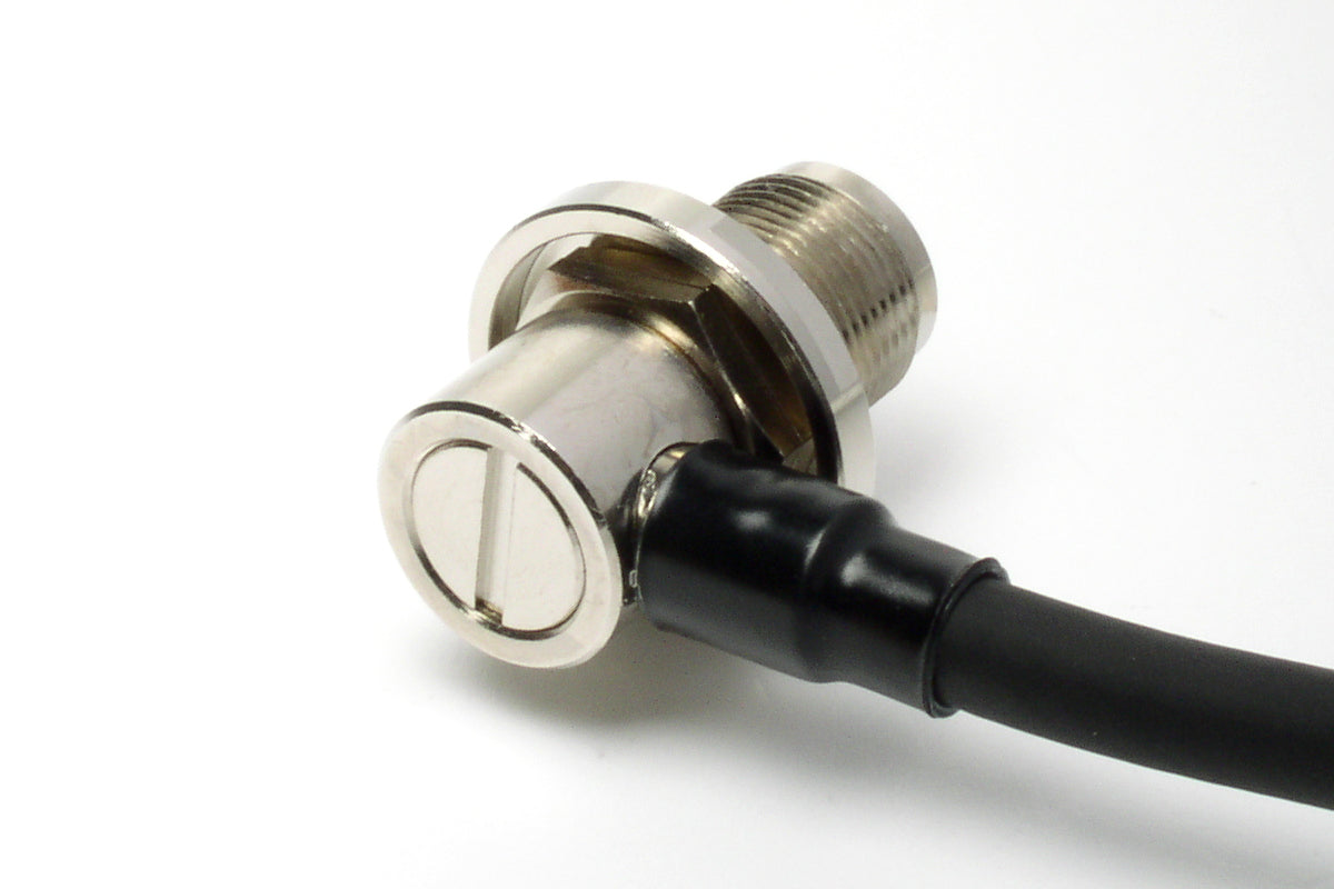 Achterzijde van connector aan de Diamond 5DQ4MR 4m coaxkabel