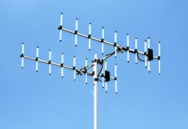Twee Diamond A430S15R2 yagi beam antennes aan een mast in de lucht