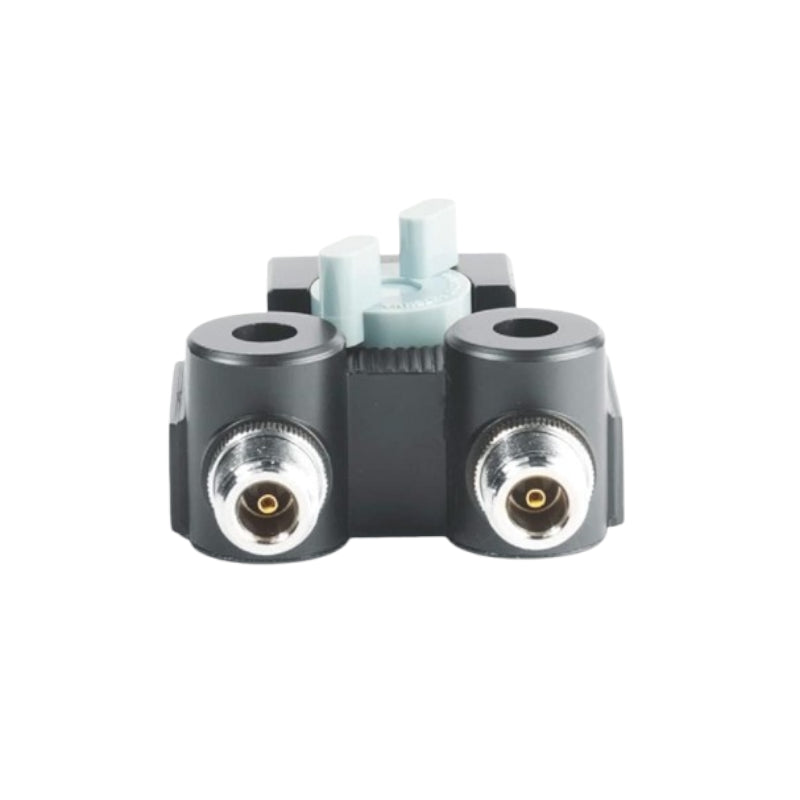 Twee N-connectoren aan de Diamond CX-210N antenne switch