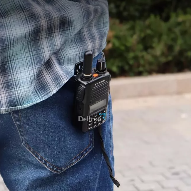 Yaesu handheld UHF/VHF transceiver met de Diamond SRJ-805S antenne aan een broekriem bevestigd