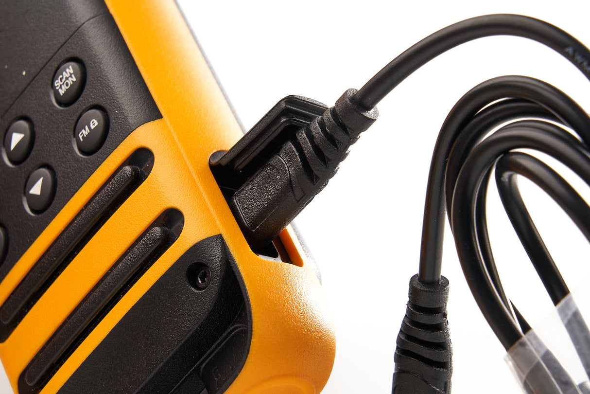 Dynascan P19 PMR446 aangesloten op laadkabel