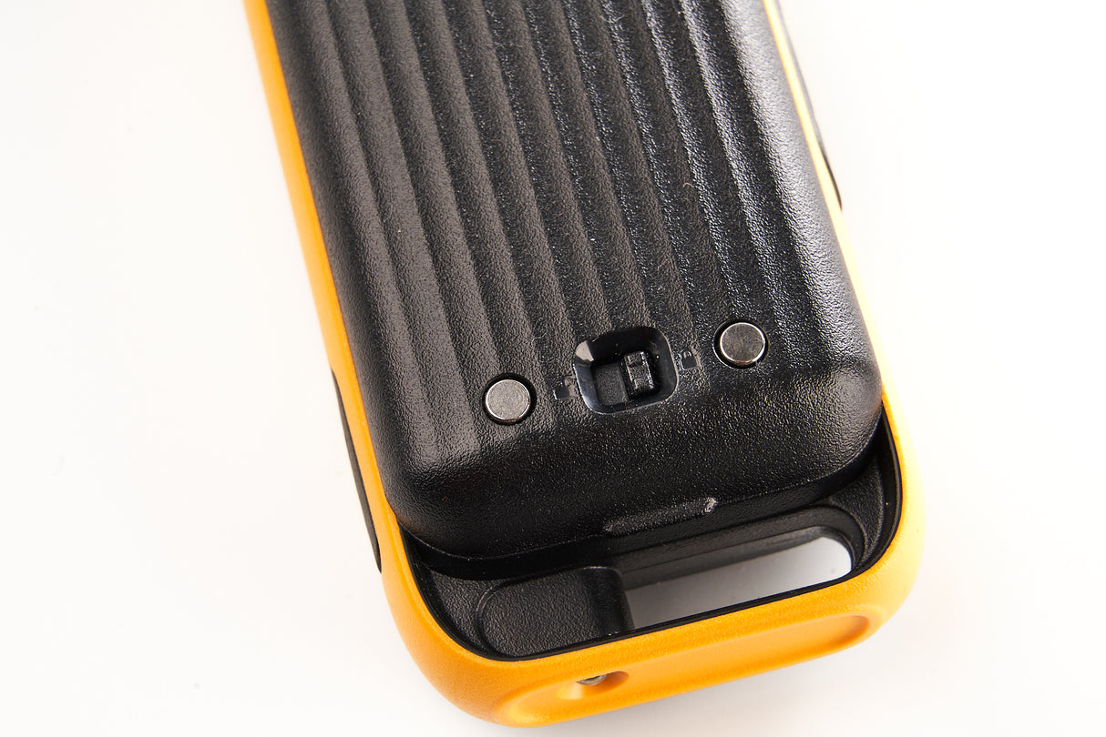 Dynascan P19 PMR446 achterzijde met schakelaar