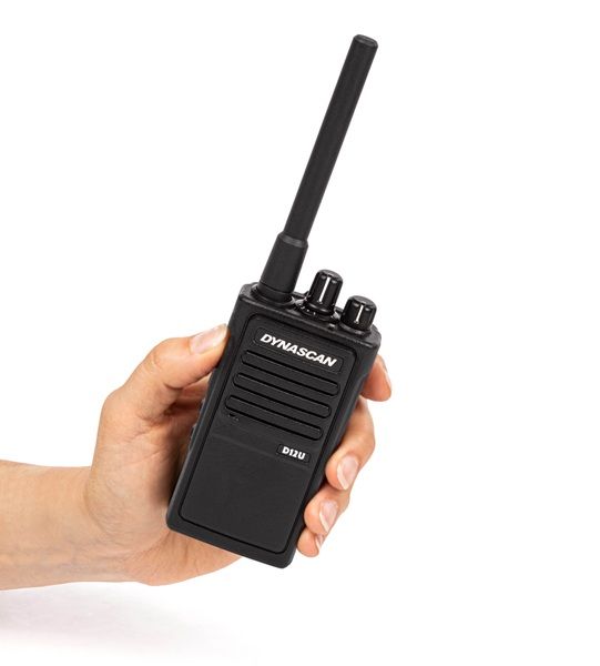 Dynascan D12U portable UHF portofoon met DMR vastgehouden door een hand