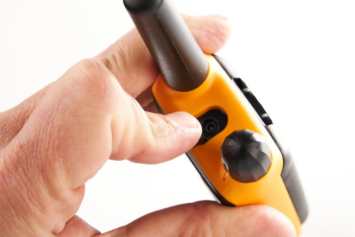 Dynascan P19 PMR446 portofoon in de hand met bediening bovenzijde