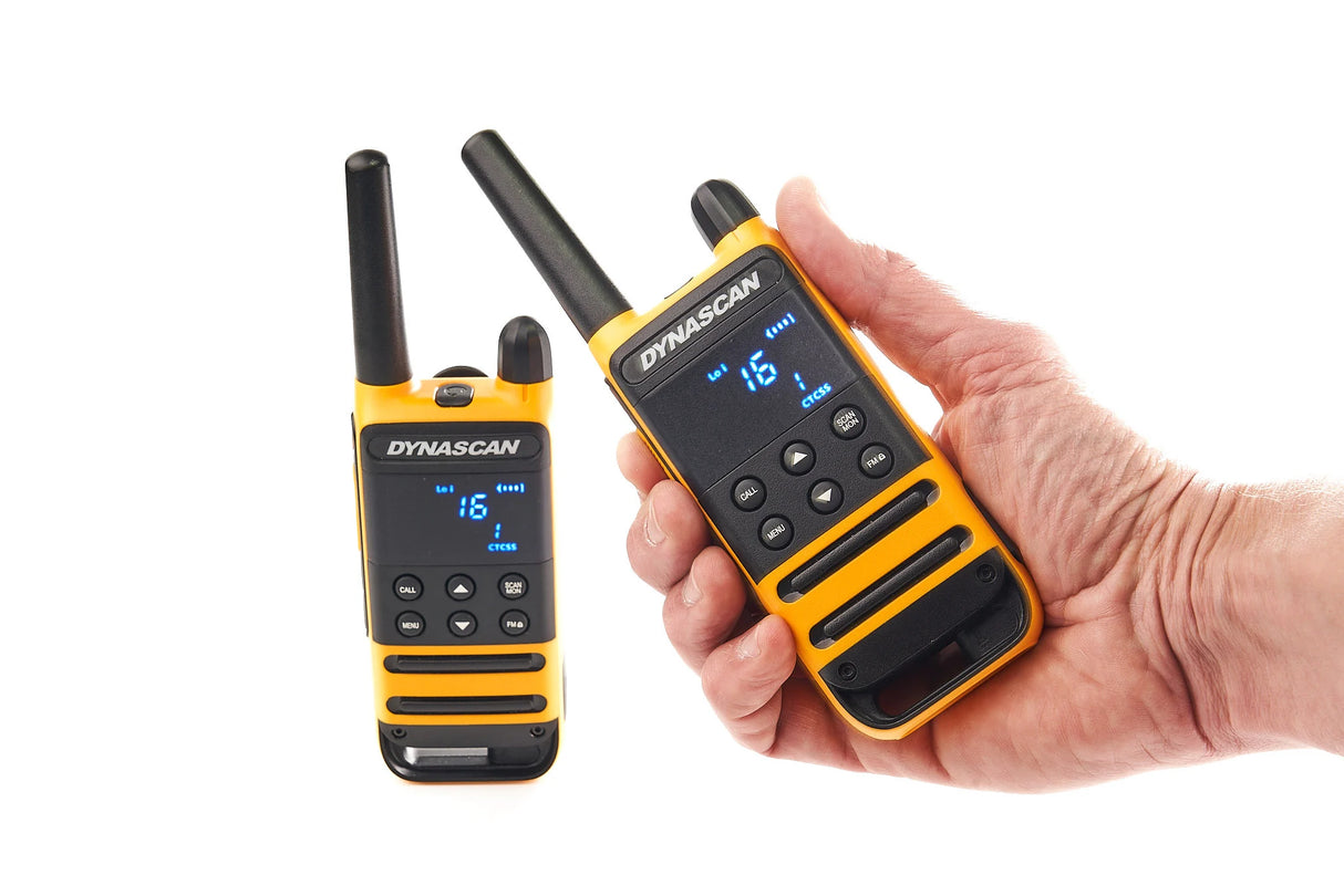 Dynascan P19 PMR walkie talkie in de hand met groot display