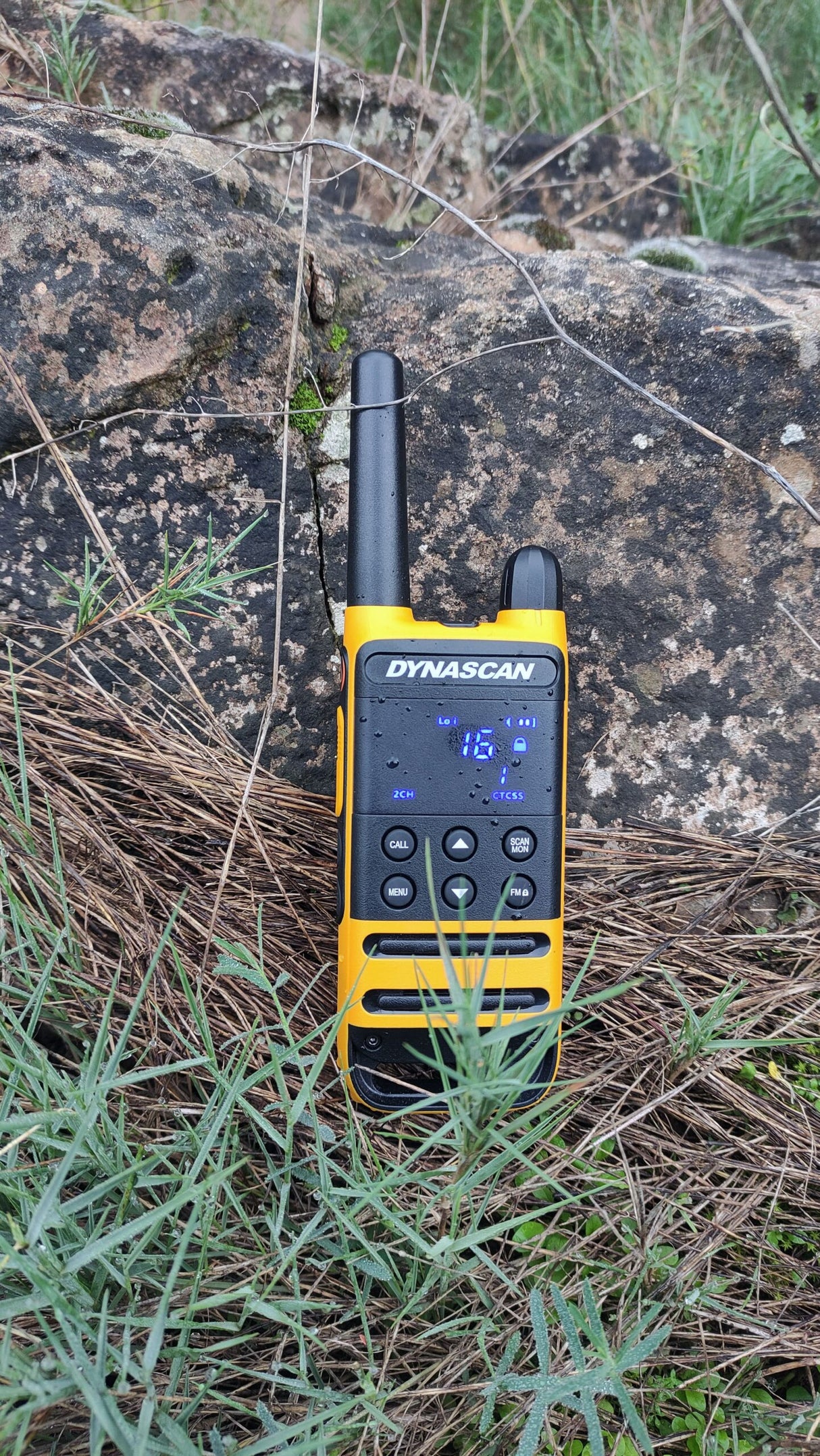 Dynascan P19 PMR446 portofoon buiten op de grond met display op kanaal 16