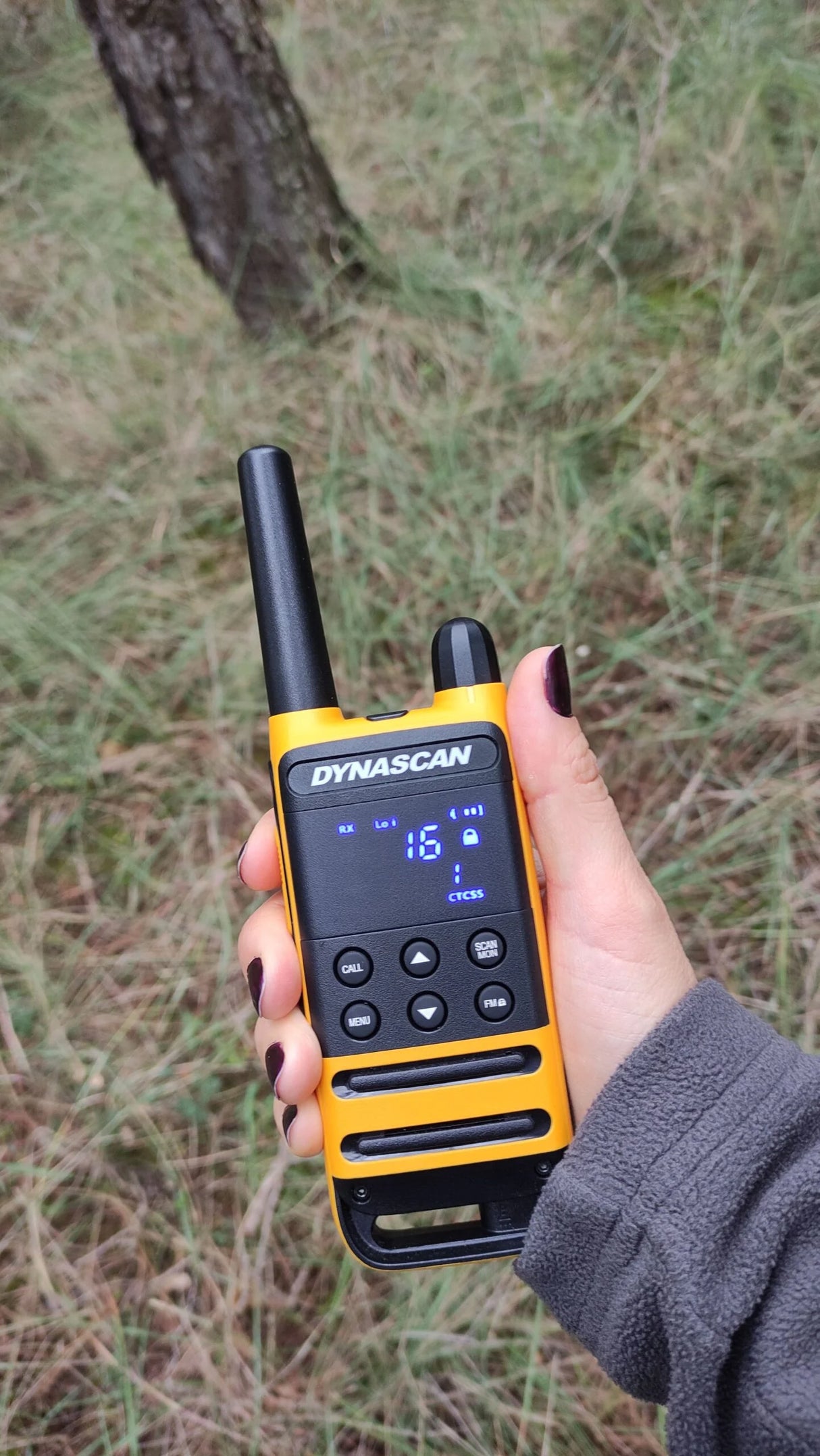 Dynascan P19 PMR446 portofoon in de hand tijdens outdoor gebruik