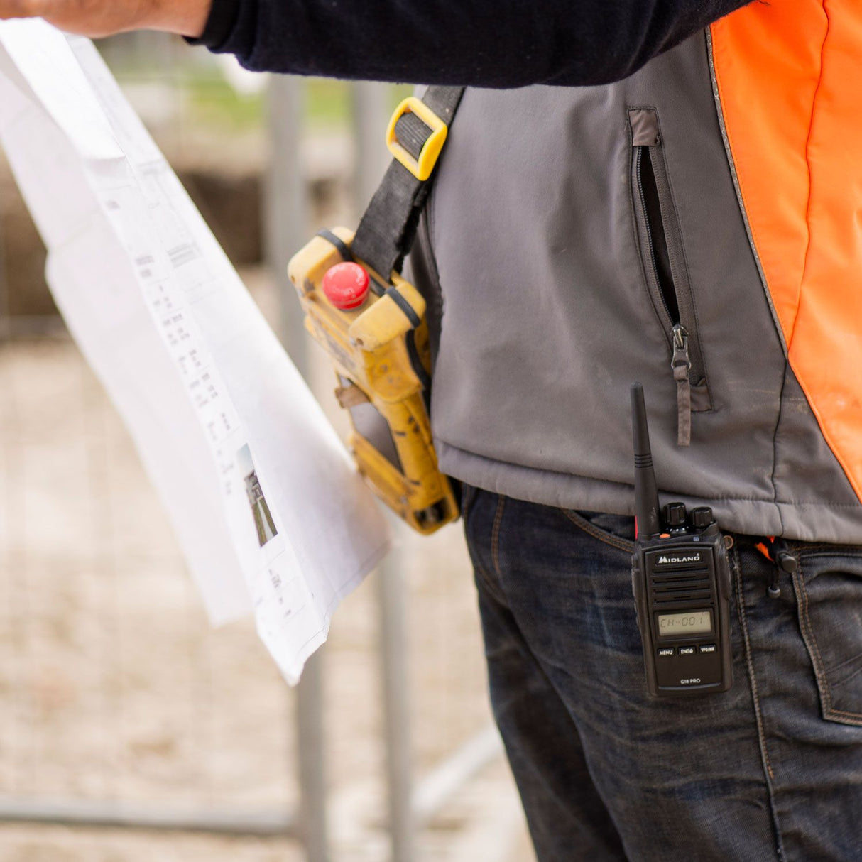 Midland G18 Por PMR portofoon aan een broekriem geklemd