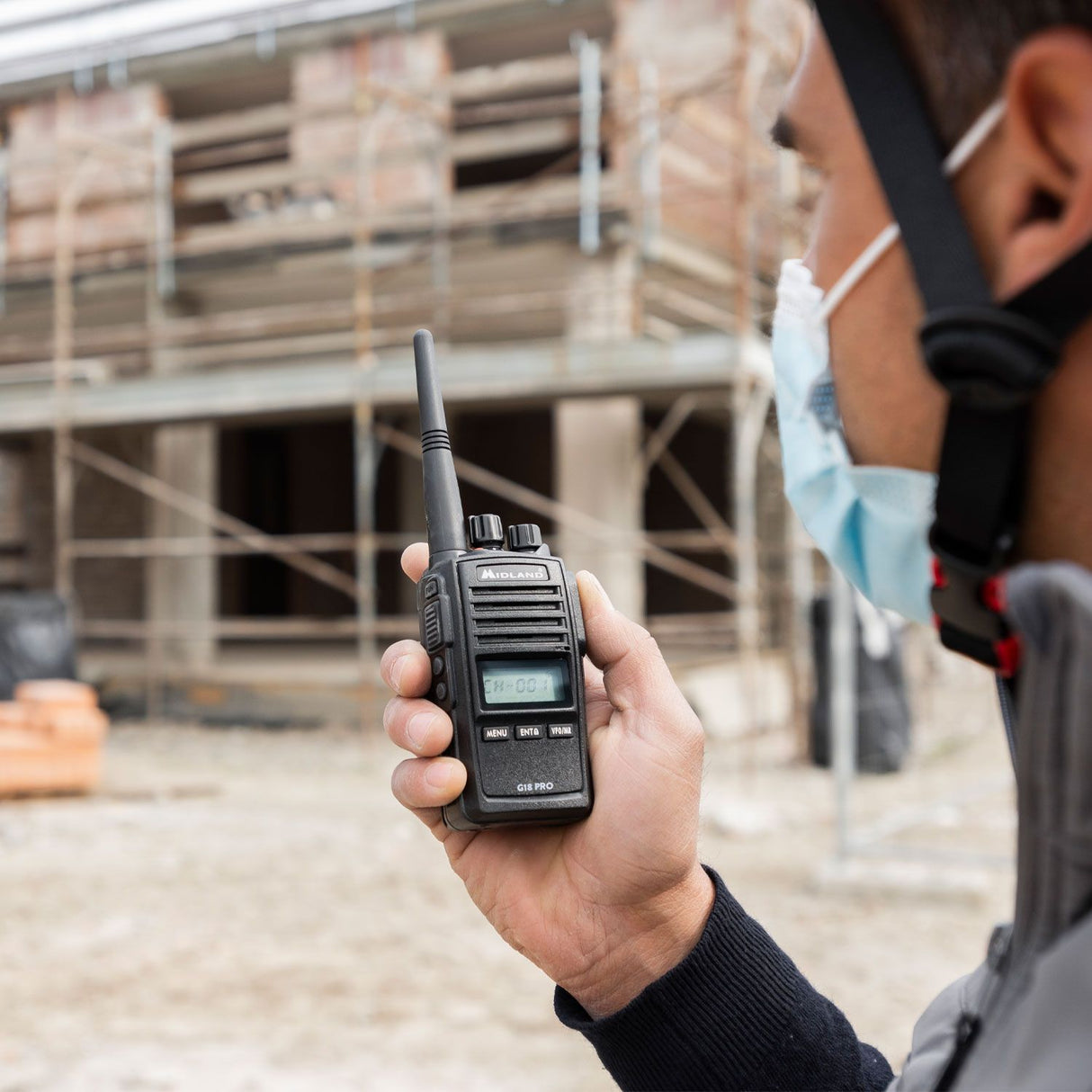 Midland G18 Pro PMR446 portofoon in gebruik op een bouwterrein