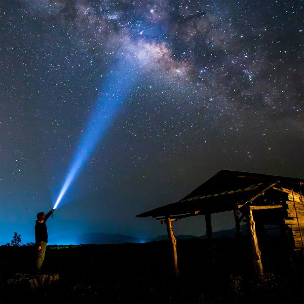 Met een GP CR41 zaklamp in de lucht schijnen om de lichtbundel goed te kunnen zien