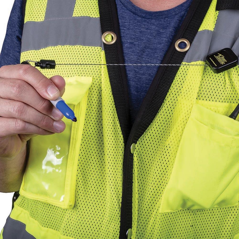 Voorbeeld van een RT5-5605 retractor die aan een veiligheidsvest zit met daaraan een stift