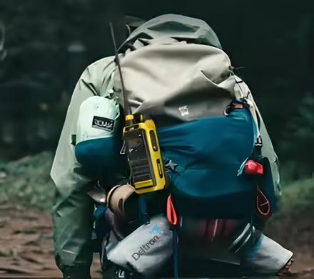 Vero VGC VR-N76 portofoon in de kleur geel bevestigd aan een rugzak tijdens hiking