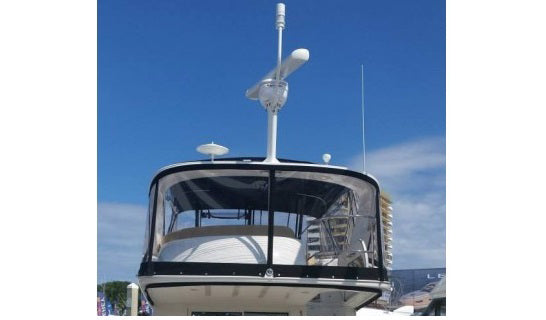 Glomex Oasis TV-antenne op een motorboot geïnstalleerd