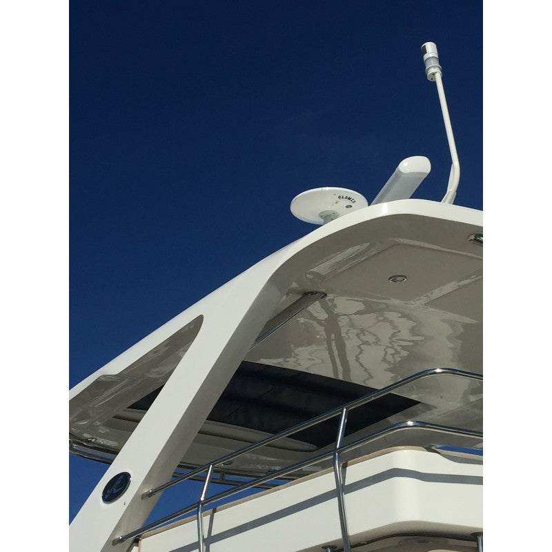 Glomex Oasis TV antenne op het dak van een boot geïnstalleerd