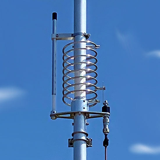 Close up van de spoel van de Grazioli HW20V een UHF/VHF basisantenne voor 14.000 to 14.350 MHz
