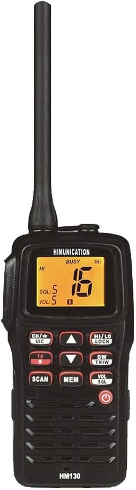 Himunication HM130 ATIS handheld marifoon met groot verlicht display en toetsen. Drijvend en knopperend in water