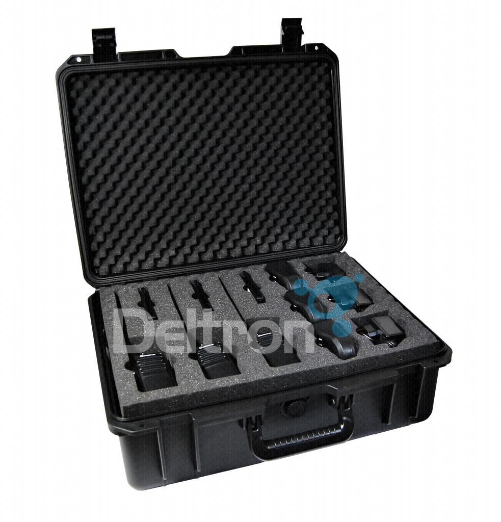 HamKing XL6 opbergkoffer met op de bovenste laag drie PMR446 portofoons en bijbehorende laders