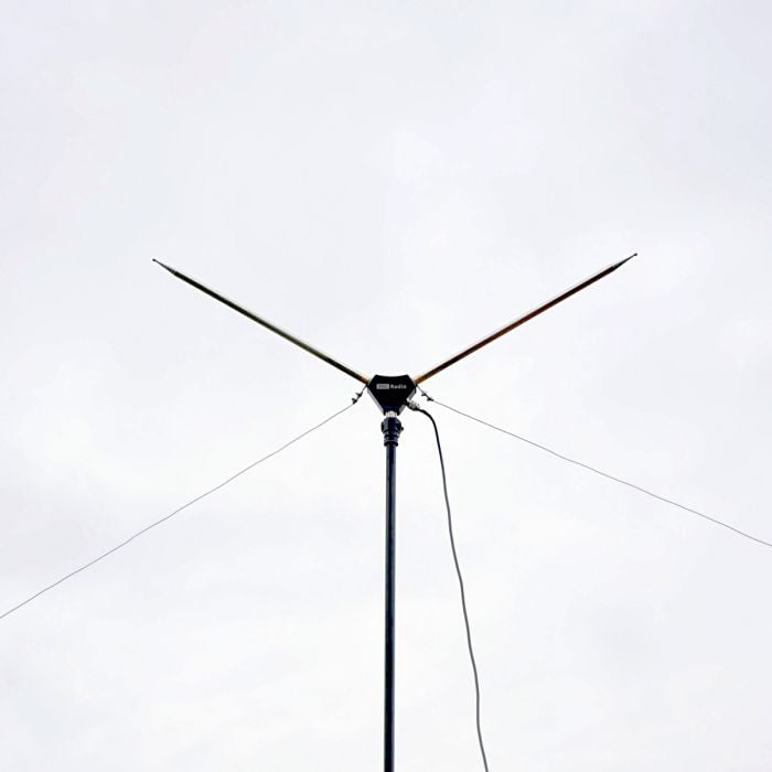 JNC MC599 multiband draagbare dipole antenne opgesteld in de lucht