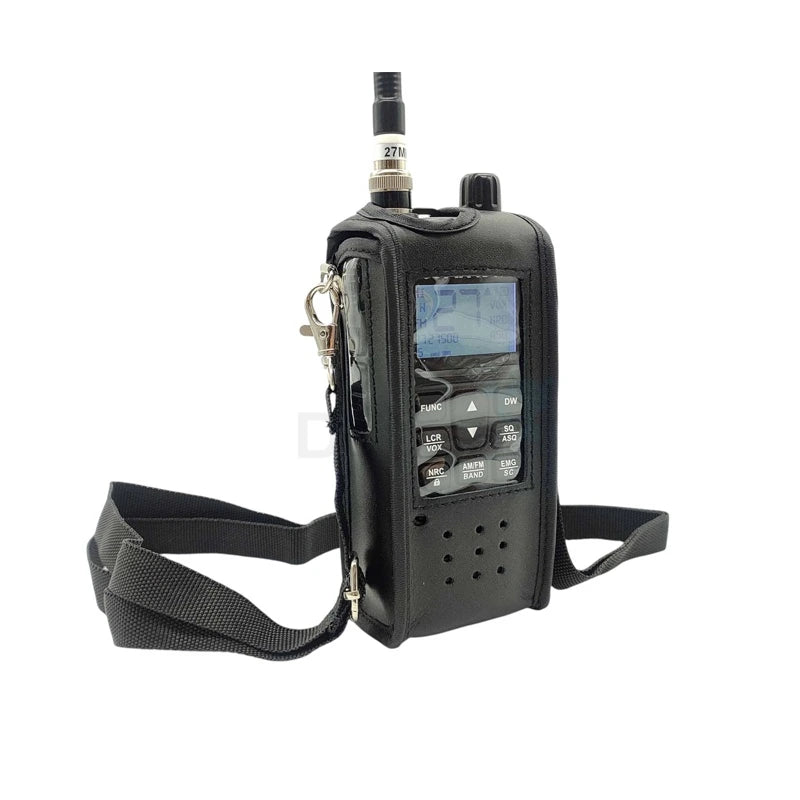 27MC portofoon in een lederen tasje met schouderriem. Handig, stijlvol en beschermend tegen vuil, water en stof.