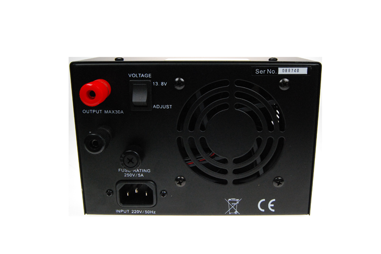 Achterzijde van de K-PO SPS-30 II schakelende voeding met aansluitingen en ventilator