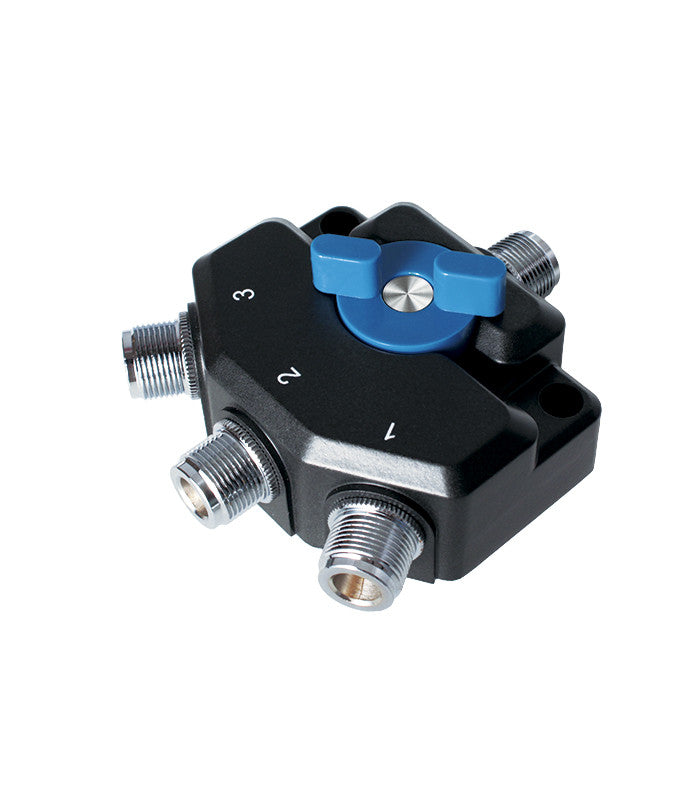 Komunica PWR-SW3N antenne switch met drie N-Female ingang en een N-Female uitgang connectoren.