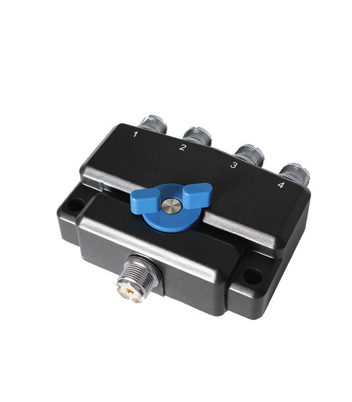 Komunica PWR-SW4M antenne switch met blauwe schakelaar die voorzien is van een UHF-Female ingang en vier UHF-Female uitgangen