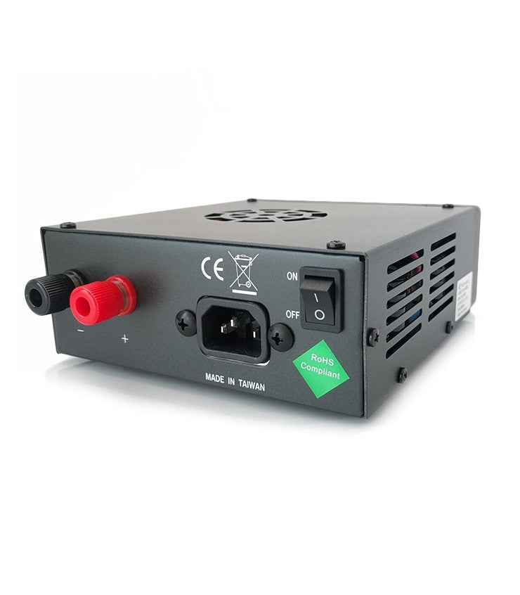Achterkant van de Komunica AV-825-Z schakelende voeding met daarop de aansluitingen en aan/uit knop