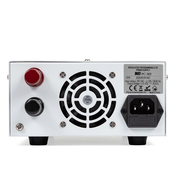 Achterkant van de MFJ PC-305 digitale voeding 30A waar je de aansluitingen en de ventilator ziet