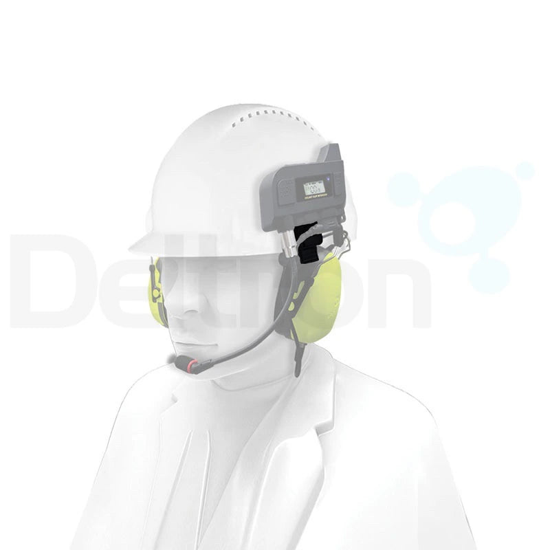 Maytel HC-RH01R front clip te zien aan een bouwhelm met Peltor gehoorbescherming eronder