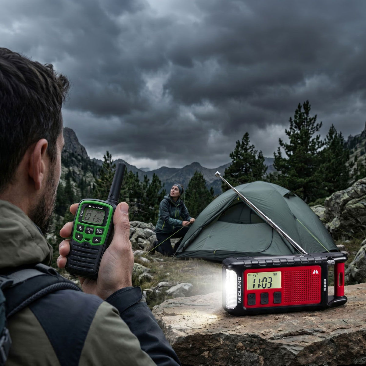 Midland ER300 Pro noodradio op de camping in het bos met een donkere dreigende lucht